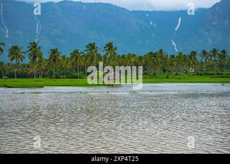 Malerisches Kollengode Village mit Nelliyampathy Mountains und Seetharkundu Wasserfällen - Kerala Tourism Stockfoto