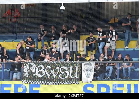 Sint Truiden, Belgien. August 2024. Charlerois Anhänger wurden während eines Fußballspiels zwischen Sint-Truidense VV und Sporting Charleroi am Samstag, den 03. August 2024 in Sint-Truiden, am 1. Tag der Saison 2024-2025 der ersten Liga der „Jupiler Pro League“ der belgischen Meisterschaft, dargestellt. Das Spiel wird ohne Unterstützer-Duo gespielt, um eine Strafe nach Unterstützerunruhen in der letzten Saison nach und während des Spiels mit Standard zu zahlen. BELGA FOTO JILL DELSAUX Credit: Belga News Agency/Alamy Live News Stockfoto