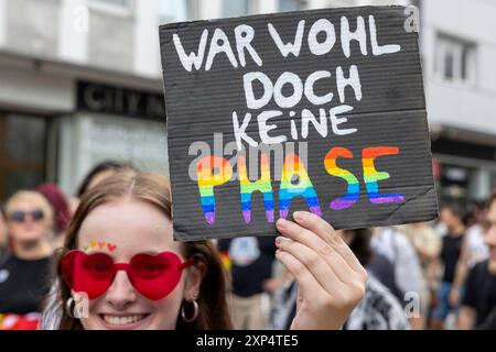 Die Ruhr Pride in Essen. 03.08.2024, EU, DEU, Deutschland, Nordrhein-Westfalen, Essen: der 21. CSD unter dem Motto Gemeinsam bunt: Liebe ohne Grenzen. Die Ruhr Pride bzw. Demonstration zog mit ca. 6000 Personen vom Messeparkplatz P2 durch Rüttenscheid zum Kennedyplatz in der Innenstadt. EU, DEU, Deutschland, Nordrhein-Westfalen, Essen: Die 21. CSD unter dem Motto „Bunte zusammen: Liebe ohne Grenzen“. Die Ruhr Pride oder Demonstration marschierte mit rund 6000 Menschen vom P2-Messeparkplatz durch Rüttenscheid zum Kennedyplatz in der Innenstadt. Stockfoto