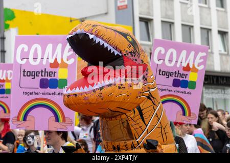 Die Ruhr Pride in Essen. 03.08.2024, EU, DEU, Deutschland, Nordrhein-Westfalen, Essen: der 21. CSD unter dem Motto Gemeinsam bunt: Liebe ohne Grenzen. Die Ruhr Pride bzw. Demonstration zog mit ca. 6000 Personen vom Messeparkplatz P2 durch Rüttenscheid zum Kennedyplatz in der Innenstadt. EU, DEU, Deutschland, Nordrhein-Westfalen, Essen: Die 21. CSD unter dem Motto „Bunte zusammen: Liebe ohne Grenzen“. Die Ruhr Pride oder Demonstration marschierte mit rund 6000 Menschen vom P2-Messeparkplatz durch Rüttenscheid zum Kennedyplatz in der Innenstadt. Stockfoto