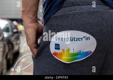 Die Ruhr Pride in Essen. 03.08.2024, EU, DEU, Deutschland, Nordrhein-Westfalen, Essen: der 21. CSD unter dem Motto Gemeinsam bunt: Liebe ohne Grenzen. Die Ruhr Pride bzw. Demonstration zog mit ca. 6000 Personen vom Messeparkplatz P2 durch Rüttenscheid zum Kennedyplatz in der Innenstadt. EU, DEU, Deutschland, Nordrhein-Westfalen, Essen: Die 21. CSD unter dem Motto „Bunte zusammen: Liebe ohne Grenzen“. Die Ruhr Pride oder Demonstration marschierte mit rund 6000 Menschen vom P2-Messeparkplatz durch Rüttenscheid zum Kennedyplatz in der Innenstadt. Stockfoto