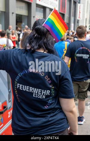 Die Ruhr Pride in Essen. 03.08.2024, EU, DEU, Deutschland, Nordrhein-Westfalen, Essen: der 21. CSD unter dem Motto Gemeinsam bunt: Liebe ohne Grenzen. Die Ruhr Pride bzw. Demonstration zog mit ca. 6000 Personen vom Messeparkplatz P2 durch Rüttenscheid zum Kennedyplatz in der Innenstadt. EU, DEU, Deutschland, Nordrhein-Westfalen, Essen: Die 21. CSD unter dem Motto „Bunte zusammen: Liebe ohne Grenzen“. Die Ruhr Pride oder Demonstration marschierte mit rund 6000 Menschen vom P2-Messeparkplatz durch Rüttenscheid zum Kennedyplatz in der Innenstadt. Stockfoto