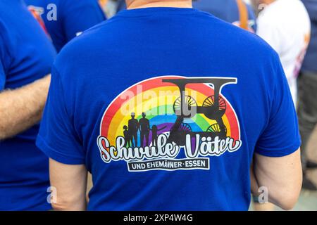 Die Ruhr Pride in Essen. 03.08.2024, EU, DEU, Deutschland, Nordrhein-Westfalen, Essen: der 21. CSD unter dem Motto Gemeinsam bunt: Liebe ohne Grenzen. Die Ruhr Pride bzw. Demonstration zog mit ca. 6000 Personen vom Messeparkplatz P2 durch Rüttenscheid zum Kennedyplatz in der Innenstadt. EU, DEU, Deutschland, Nordrhein-Westfalen, Essen: Die 21. CSD unter dem Motto „Bunte zusammen: Liebe ohne Grenzen“. Die Ruhr Pride oder Demonstration marschierte mit rund 6000 Menschen vom P2-Messeparkplatz durch Rüttenscheid zum Kennedyplatz in der Innenstadt. Stockfoto