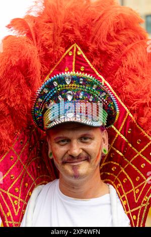 Die Ruhr Pride in Essen. 03.08.2024, EU, DEU, Deutschland, Nordrhein-Westfalen, Essen: der 21. CSD unter dem Motto Gemeinsam bunt: Liebe ohne Grenzen. Die Ruhr Pride bzw. Demonstration zog mit ca. 6000 Personen vom Messeparkplatz P2 durch Rüttenscheid zum Kennedyplatz in der Innenstadt. EU, DEU, Deutschland, Nordrhein-Westfalen, Essen: Die 21. CSD unter dem Motto „Bunte zusammen: Liebe ohne Grenzen“. Die Ruhr Pride oder Demonstration marschierte mit rund 6000 Menschen vom P2-Messeparkplatz durch Rüttenscheid zum Kennedyplatz in der Innenstadt. Stockfoto