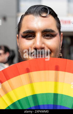 Die Ruhr Pride in Essen. 03.08.2024, EU, DEU, Deutschland, Nordrhein-Westfalen, Essen: der 21. CSD unter dem Motto Gemeinsam bunt: Liebe ohne Grenzen. Die Ruhr Pride bzw. Demonstration zog mit ca. 6000 Personen vom Messeparkplatz P2 durch Rüttenscheid zum Kennedyplatz in der Innenstadt. EU, DEU, Deutschland, Nordrhein-Westfalen, Essen: Die 21. CSD unter dem Motto „Bunte zusammen: Liebe ohne Grenzen“. Die Ruhr Pride oder Demonstration marschierte mit rund 6000 Menschen vom P2-Messeparkplatz durch Rüttenscheid zum Kennedyplatz in der Innenstadt. Stockfoto