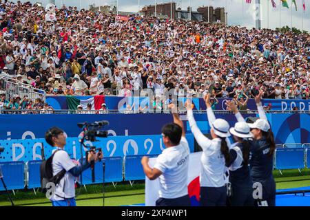 Paris, Frankreich. August 2024. Die Zuschauer jubeln die Medaillengewinnerin der weiblichen Persönlichkeit des Bogenschießens bei den Olympischen Spielen 2024 in Paris, Frankreich, 3. August 2024. Quelle: Xu Chang/Xinhua/Alamy Live News Stockfoto