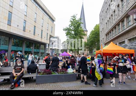 Die Ruhr Pride in Essen. 03.08.2024, EU, DEU, Deutschland, Nordrhein-Westfalen, Essen: der 21. CSD unter dem Motto Gemeinsam bunt: Liebe ohne Grenzen. Die Ruhr Pride bzw. Demonstration zog mit ca. 6000 Personen vom Messeparkplatz P2 durch Rüttenscheid zum Kennedyplatz in der Innenstadt. Informationsstände auf dem Friedensplatz. Der vorherige Kardinal-Hengsbachplatz wurde nach Missbrauchvorwürfen an dem Ruhrbischoff Hengsbach 2024 umbenannt. EU, DEU, Deutschland, Nordrhein-Westfalen, Essen: Die 21. CSD unter dem Motto „Bunte zusammen: Liebe ohne Grenzen“. Der Ruhr Stolz oder die Demonstration mar Stockfoto