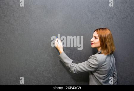 Lehrer an die Tafel schreiben Stockfoto