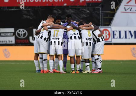 Sint Truiden, Belgien. August 2024. Charlerois Spieler wurden während eines Fußballspiels zwischen Sint-Truidense VV und Sporting Charleroi am Samstag, den 03. August 2024 in Sint-Truiden, am 1. Tag der Saison 2024-2025 der ersten Liga der „Jupiler Pro League“ der belgischen Meisterschaft, dargestellt. Das Spiel wird ohne Unterstützer-Duo gespielt, um eine Strafe nach Unterstützerunruhen in der letzten Saison nach und während des Spiels mit Standard zu zahlen. BELGA FOTO JILL DELSAUX Credit: Belga News Agency/Alamy Live News Stockfoto