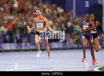 Femke Bol aus den Niederlanden feiert nach dem 4 x 400 m langen Relay Mixed Final im Stade de France am achten Tag der Olympischen Spiele 2024 in Paris. Bilddatum: Samstag, 3. August 2024. Stockfoto