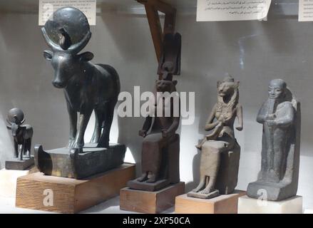 Zwei Statuen des Gottes Ptah, Statue of APIs und die Frau mit dem Löwenkopf. Museum El Cairo, Stockfoto