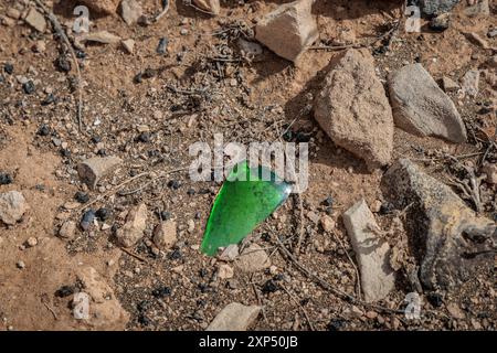 Grüne Glassplitter auf vulkanischem Boden, Lanzarote, Kanarische Inseln, Spanien Stockfoto