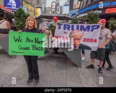 NEW YORK, New YORK, New YORK – 27. Juli 2024: Unterstützer von Vizepräsident Kamala Harris und Ex-Präsident Donald J. Trump demonstrieren auf dem Times Square. Stockfoto