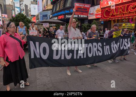 NEW YORK, New YORK – 27. Juli 2024: Demonstranten demonstrieren 2025 auf dem Times Square in Manhattan. Stockfoto