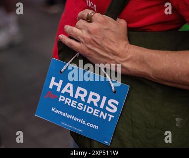 NEW YORK, New YORK, New YORK – 27. Juli 2024: Ein Unterstützer von Vizepräsident Kamala Harris nimmt an einer Kundgebung gegen Project 2025 am Times Square Teil. Stockfoto