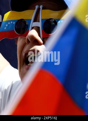 Valencia, Carabobo, Venezuela. August 2024. August 2024 . Anhänger der Opposition nehmen an einem marsch Teil, der inmitten der umstrittenen Präsidentschaftswahlen in Valencia, Venezuela, ausgerufen wird. Foto: Juan Carlos HernÃndez (Foto: © Juan Carlos Hernandez/ZUMA Press Wire) NUR REDAKTIONELLE VERWENDUNG! Nicht für kommerzielle ZWECKE! Quelle: ZUMA Press, Inc./Alamy Live News Stockfoto