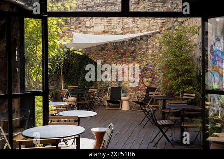 Skurriler, leerer Coffee Shop in Kazimierz, Krakau, kurz vor der Eröffnung. Mit einzigartiger Einrichtung und gemütlichem Ambiente im Herzen des alten jüdischen Viertels. Stockfoto