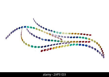 Strass-Kunststeinfarben im Fleur-de-Lis-Blumendesign zeigen wellige Umrisse in hellen Farben, die für einen einzigartigen Hintergrund isoliert sind. Funkelnde Edelsteine sind in Reihen. Stockfoto