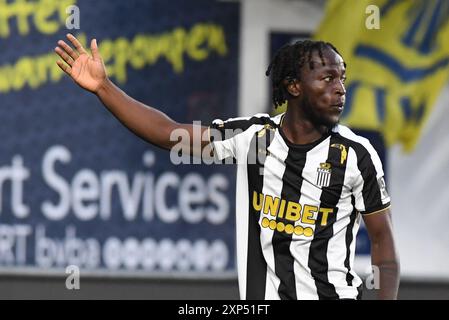 Sint Truiden, Belgien. August 2024. Charlerois Parfait Guiagon, das während eines Fußballspiels zwischen Sint-Truidense VV und Sporting Charleroi am Samstag, den 03. August 2024 in Sint-Truiden, am 1. Tag der Saison 2024-2025 der ersten Liga der belgischen Meisterschaft, dargestellt wurde. Das Spiel wird ohne Unterstützer-Duo gespielt, um eine Strafe nach Unterstützerunruhen in der letzten Saison nach und während des Spiels mit Standard zu zahlen. BELGA FOTO JILL DELSAUX Credit: Belga News Agency/Alamy Live News Stockfoto