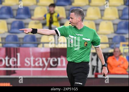 Sint Truiden, Belgien. August 2024. Schiedsrichter Bert Put im Bild während eines Fußballspiels zwischen Sint-Truidense VV und Sporting Charleroi am Samstag, den 03. August 2024 in Sint-Truiden, am 1. Tag der Saison 2024-2025 der ersten Liga der „Jupiler Pro League“ der belgischen Meisterschaft. Das Spiel wird ohne Unterstützer-Duo gespielt, um eine Strafe nach Unterstützerunruhen in der letzten Saison nach und während des Spiels mit Standard zu zahlen. BELGA FOTO JILL DELSAUX Credit: Belga News Agency/Alamy Live News Stockfoto