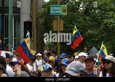 Valencia, Carabobo, Venezuela. August 2024. August 2024 . Anhänger der Opposition nehmen an einem marsch Teil, der inmitten der umstrittenen Präsidentschaftswahlen in Valencia, Venezuela, ausgerufen wird. Foto: Juan Carlos HernÃndez (Foto: © Juan Carlos Hernandez/ZUMA Press Wire) NUR REDAKTIONELLE VERWENDUNG! Nicht für kommerzielle ZWECKE! Quelle: ZUMA Press, Inc./Alamy Live News Stockfoto