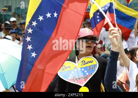 Valencia, Carabobo, Venezuela. August 2024. August 2024 . Anhänger der Opposition nehmen an einem marsch Teil, der inmitten der umstrittenen Präsidentschaftswahlen in Valencia, Venezuela, ausgerufen wird. Foto: Juan Carlos HernÃndez (Foto: © Juan Carlos Hernandez/ZUMA Press Wire) NUR REDAKTIONELLE VERWENDUNG! Nicht für kommerzielle ZWECKE! Quelle: ZUMA Press, Inc./Alamy Live News Stockfoto