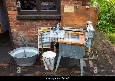 Alte Wanne und Wringer oder Mangle, UK Stockfoto