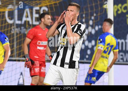 Sint Truiden, Belgien. August 2024. Daan Heymans von Charleroi scheint während eines Fußballspiels zwischen Sint-Truidense VV und Sporting Charleroi am Samstag, den 03. August 2024 in Sint-Truiden, am 1. Tag der Saison 2024-2025 der ersten Liga der belgischen Meisterschaft, niedergeschlagen zu sein. Das Spiel wird ohne Unterstützer-Duo gespielt, um eine Strafe nach Unterstützerunruhen in der letzten Saison nach und während des Spiels mit Standard zu zahlen. BELGA FOTO JILL DELSAUX Credit: Belga News Agency/Alamy Live News Stockfoto