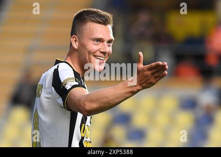 Sint Truiden, Belgien. August 2024. Charlerois Daan Heymans feiert, nachdem er beim Fußballspiel zwischen Sint-Truidense VV und Sporting Charleroi am Samstag, den 03. August 2024, in Sint-Truiden, am 1. Tag der Saison 2024-2025 der ersten Liga der „Jupiler Pro League“ der belgischen Meisterschaft, einen Treffer erzielt hat. Das Spiel wird ohne Unterstützer-Duo gespielt, um eine Strafe nach Unterstützerunruhen in der letzten Saison nach und während des Spiels mit Standard zu zahlen. BELGA FOTO JILL DELSAUX Credit: Belga News Agency/Alamy Live News Stockfoto