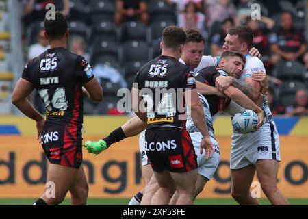 Rumpf, Großbritannien. August 2024. Das MKM Stadium, West Park, Hull, Humberside, East Yorkshire, August 2024. Betfred Super League Hull FC gegen St Helens Tommy Makinson von St Helens RLFC, besiegt von 3 Hull FC Defenders Credit: Touchlinepics/Alamy Live News Stockfoto