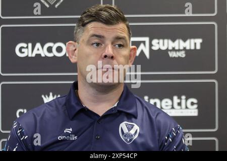 Rumpf, Großbritannien. August 2024. Das MKM Stadium, West Park, Hull, Humberside, East Yorkshire, August 2024. Betfred Super League Hull FC gegen St Helens Paul Wellens (Head Coach) von St Helens RLFC Credit: Touchlinepics/Alamy Live News Stockfoto