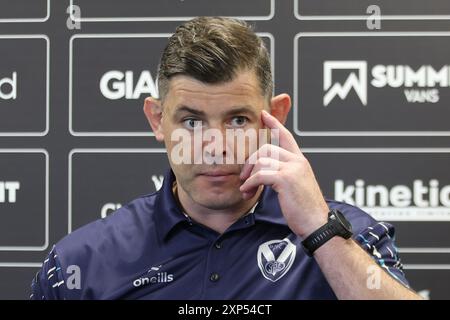 Rumpf, Großbritannien. August 2024. Das MKM Stadium, West Park, Hull, Humberside, East Yorkshire, August 2024. Betfred Super League Hull FC gegen St Helens Paul Wellens (Head Coach) von St Helens RLFC Credit: Touchlinepics/Alamy Live News Stockfoto