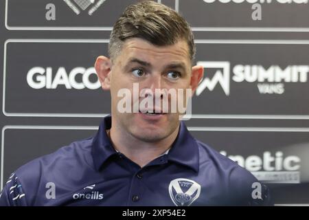 Rumpf, Großbritannien. August 2024. Das MKM Stadium, West Park, Hull, Humberside, East Yorkshire, August 2024. Betfred Super League Hull FC gegen St Helens Paul Wellens (Head Coach) von St Helens RLFC Credit: Touchlinepics/Alamy Live News Stockfoto