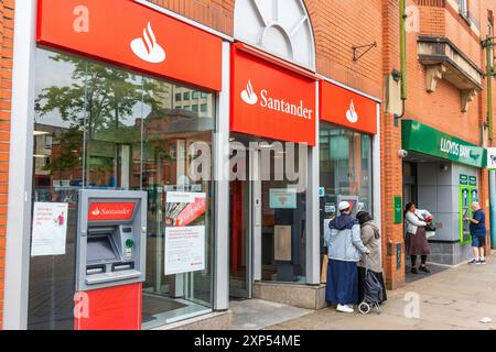 Santander und Lloyds Banks im Einkaufszentrum Oldham Spinles Town Square. Stockfoto