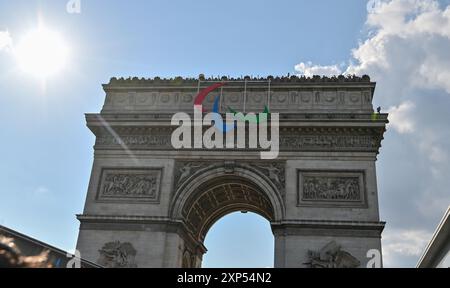 Paris, Frankreich. August 2024. Blick auf das olympische Symbol auf dem Arc de Triomphe. Quelle: SOPA Images Limited/Alamy Live News Stockfoto