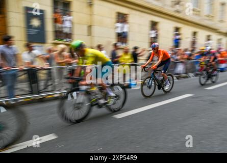 Paris, Frankreich. August 2024. Olympische Straßenbiker wurden in der Nähe der Ziellinie etwa 273 km gesehen. Quelle: SOPA Images Limited/Alamy Live News Stockfoto
