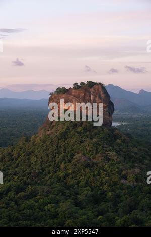 Blick auf den Lion Rock bei Sonnenaufgang vom Pidurangala Rock in Sigiriya, Sri Lanka Stockfoto