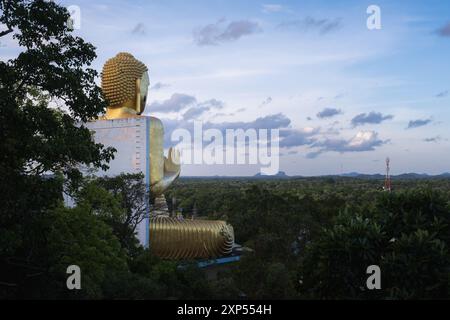 Blick auf den Buddha vom Goldenen Tempel von Dambulla, Sri Lanka Stockfoto