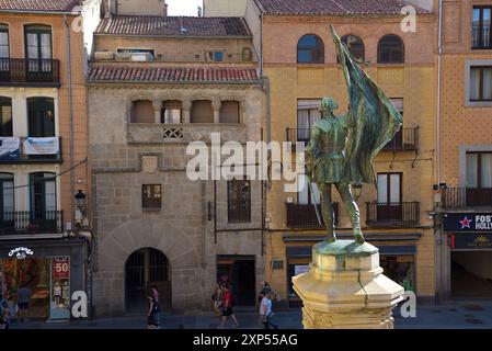 Die Statue von Juan Bravo und die Renaissance-Paläste des Platzes Medina del Campo im Stadtzentrum von Segovia. Stockfoto