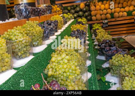 Köstliche Trauben im Supermarktregal. Stockfoto