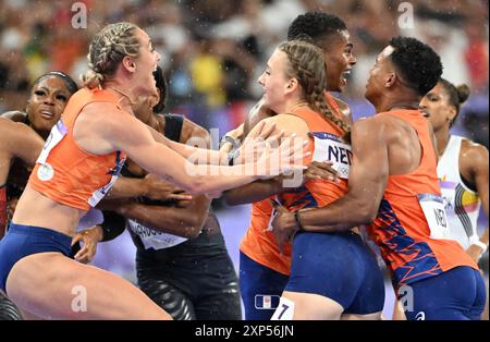 Paris, Frankreich, 3. August 2024. August 2024; Olympische Spiele in Paris, Stade de France, Paris, Frankreich, Tag 8; Athletics, Mixed 4x400 m Staffel, Femke Bol aus den Niederlanden feiert, als sie die Grenze überquert, um die Goldmedaille zu gewinnen, nachdem sie alle drei führenden Spieler in der letzten Folge überholt hat Credit: Action Plus Sports Images/Alamy Live News Stockfoto