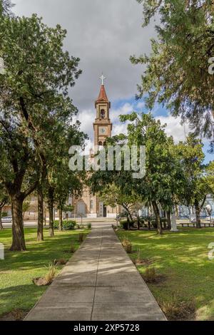 Blick vom Platz 25 de Mayo auf die Unbefleckte Empfängniskirche in Reconquista, Santa Fe, Argentinien. Stockfoto