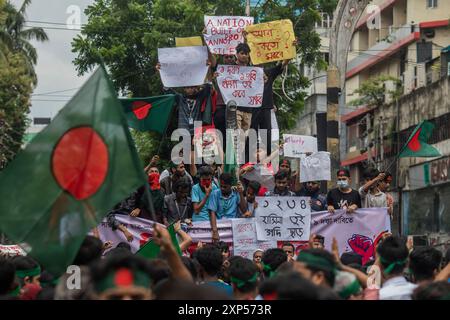 Dhaka, Bangladesch. August 2024. Die Demonstranten halten Plakate und ein Banner, während sie während einer Demonstration Slogans singen. Bangladeschische Studenten, Lehrer, Menschenrechtsaktivisten und Kulturaktivisten nahmen an einem Protest gegen Premierminister Scheich Hasina und ihre Regierung Teil und forderten gleichzeitig die Bildung eines neuen nationalen Regierungskredits: SOPA Images Limited/Alamy Live News Stockfoto