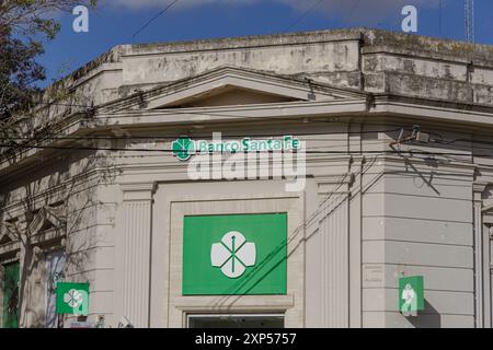 Reconquista, Santa Fe, Argentinien; 16. Juli 2024: Detail der Fassade der Bank der Provinz Santa Fe. Stockfoto