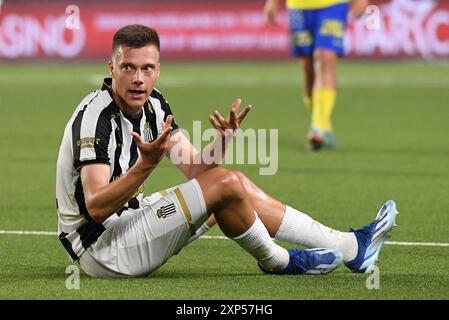 Sint Truiden, Belgien. August 2024. Charlerois Daan Heymans wurde während eines Fußballspiels zwischen Sint-Truidense VV und Sporting Charleroi am Samstag, den 03. August 2024, in Sint-Truiden, am 1. Tag der Saison 2024-2025 der ersten Liga der belgischen Meisterschaft gezeigt. Das Spiel wird ohne Unterstützer-Duo gespielt, um eine Strafe nach Unterstützerunruhen in der letzten Saison nach und während des Spiels mit Standard zu zahlen. BELGA FOTO JILL DELSAUX Credit: Belga News Agency/Alamy Live News Stockfoto