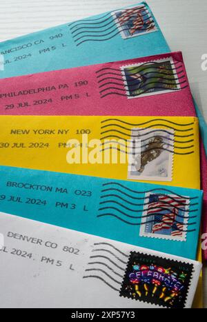 Stillleben bunter gestempelter und gestempelter Umschläge, 2024, USA Stockfoto