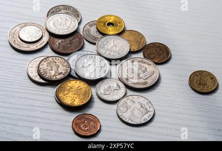 Nahaufnahme von Vintage-Münzen aus der ganzen Welt. Stockfoto