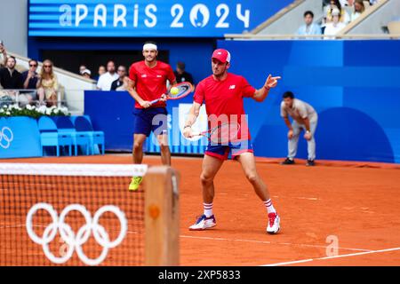 Paris, Frankreich, 3. August 2024. Taylor Fritz und Tommy Paul aus den USA in Aktion während der Olympischen Spiele 2024 Tennis MenÕs Doppel Bronze Medal Playoff zwischen Fritz/Paul aus den USA und Machac/Pavlasek aus Tschechien im Roland-Garros Stadium am 3. August 2024 in Paris, Frankreich. Quelle: Pete Dovgan/Speed Media/Alamy Live News Stockfoto