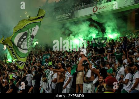 Aveiro, Portugal . August 2024. Aveiro, Portugal, 3. August 2024: Sportfans in Aktion während des portugiesischen Superpokalspiels zwischen Sporting CP und FC Porto im Estadio Municipal de Aveiro, Aveiro, Portugal (João Bravo /SPP) Credit: SPP Sport Pressefoto. /Alamy Live News Stockfoto