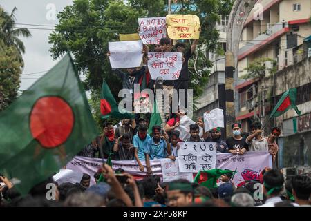 Dhaka, Bangladesch. August 2024. Die Demonstranten halten Plakate und ein Banner, während sie während einer Demonstration Slogans singen. Bangladeschische Studenten, Lehrer, Menschenrechtsaktivisten und Kulturaktivisten nahmen an einem Protest gegen Premierminister Scheich Hasina und ihre Regierung Teil und forderten gleichzeitig die Bildung einer neuen nationalen Regierung (Foto: Sazzad Hossain/SOPA Images/SIPA USA) Credit: SIPA USA/Alamy Live News Stockfoto